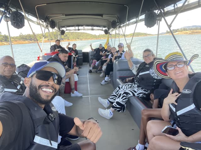 Private Boat Tour – Guatapé & El Peñol Reservoir